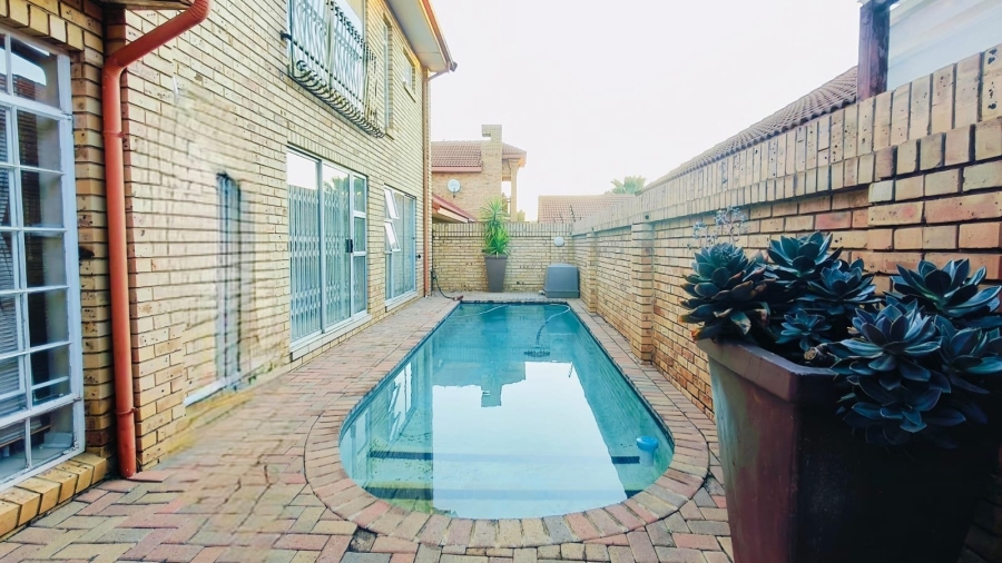 3 Bedroom Property for Sale in Van Der Hoff Park North West